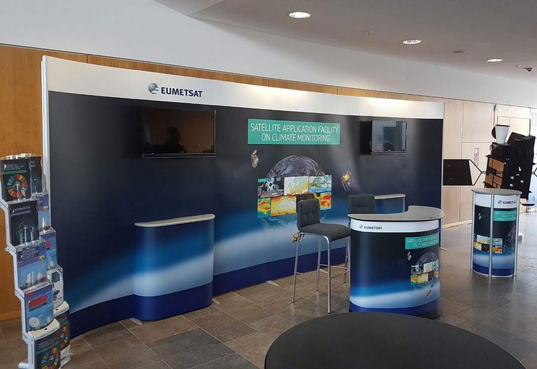 Mobile exhibition wall ISOframe Wave - EUMETSAT Mobile exhibition wall ISOframe Wave - EUMETSAT