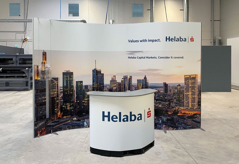 Mobile exhibition wall ISOframe Wave - Helaba – Landesbank Hessen-Thüringen Mobile exhibition wall ISOframe Wave - Helaba – Landesbank Hessen-Thüringen