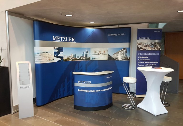 Mobile exhibition wall TravelStand PRO Curved - B. Metzler seel Sohn & Co KGaA Mobile exhibition wall TravelStand PRO Curved - B. Metzler seel Sohn & Co KGaA